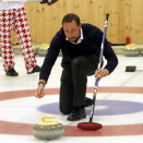 13. november: Kronprinsen deltar på møte om Ungdoms-OL 2016 på Lillehammer. Får også prøve seg på curling (Foto: Det kongelige hoff)  
